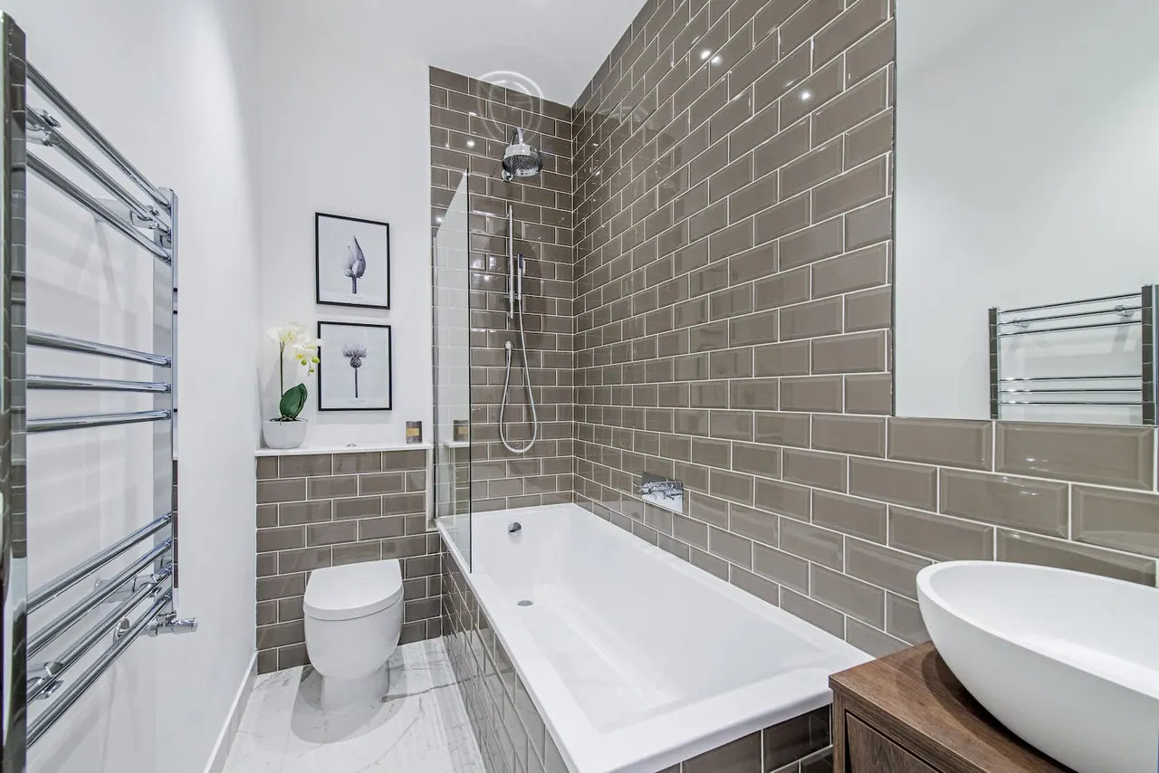 Family bathroom in glazed brick and marble