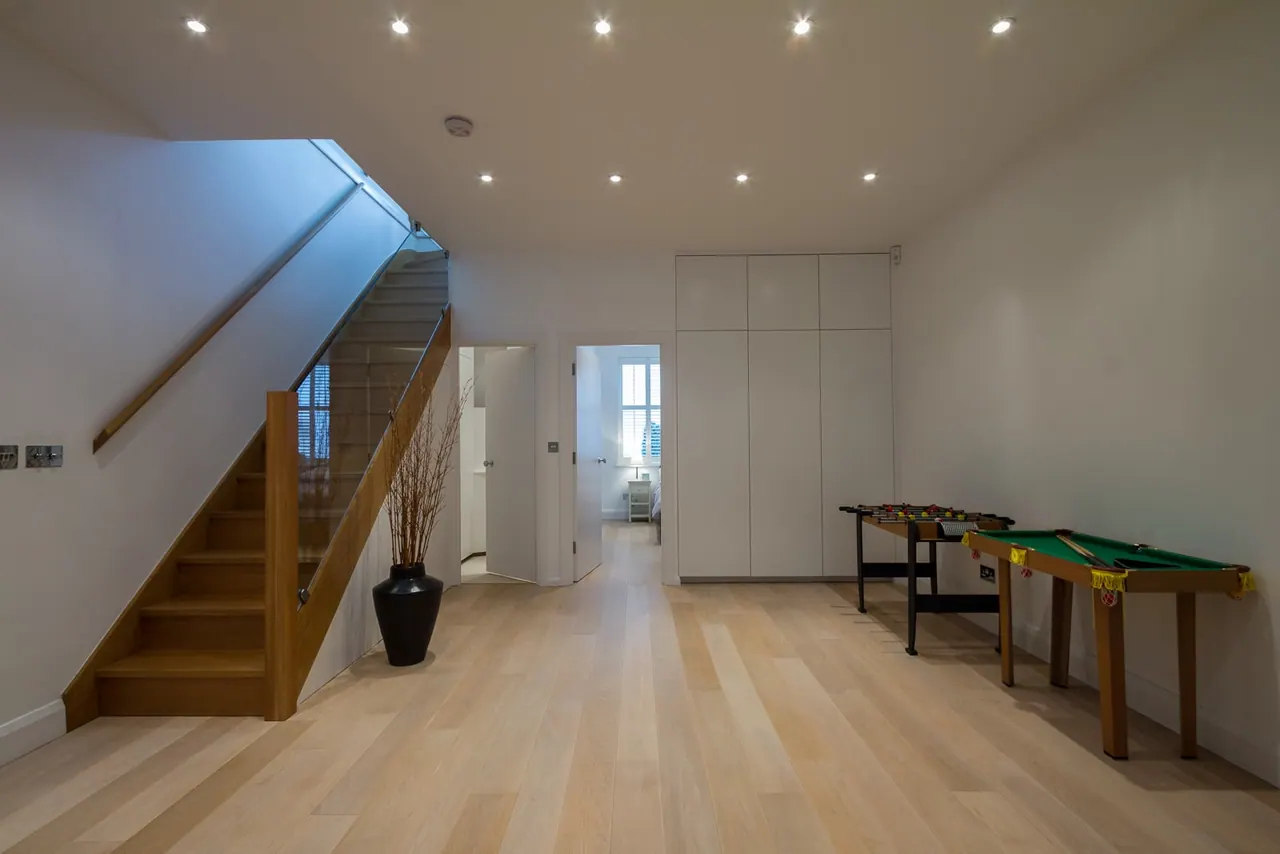 Open-plan room with the new stair